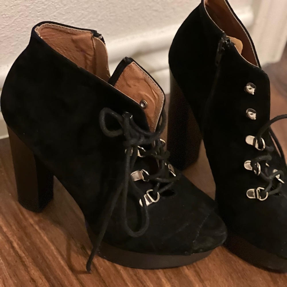 Black heeled boots